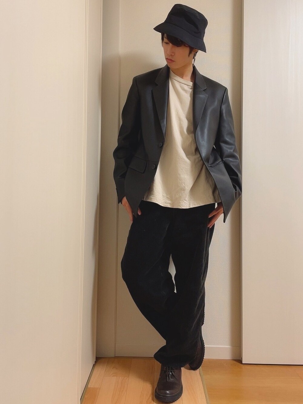 「バケットハット、レザージャケット、低身長、プチプラ、ワイドコーデュロイパンツ、キレイめコーデ」｜「MBのアイテム（ハット、ブラック系）」を使った、wayuさん（メンズ・169cm）の冬コーディネートの1枚目の写真