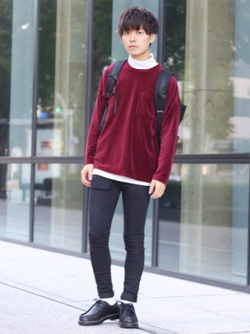 レッド系のスウェット、ブラック系のその他パンツ、ホワイト系のTシャツ/カットソーを着用したメンズの秋コーディネートの1枚目の写真