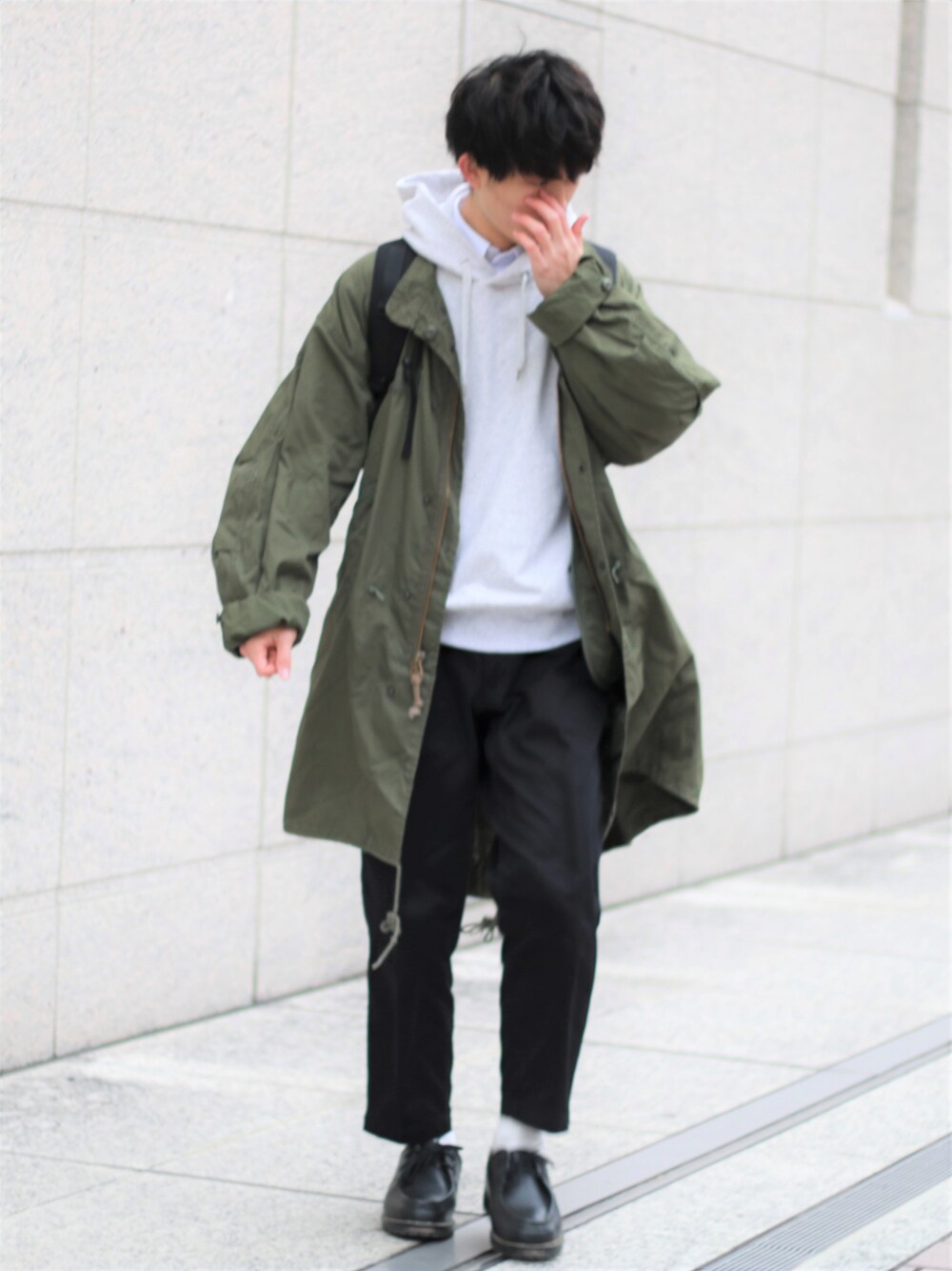 「モッズコート、ミリタリー、M65、アースカラー、古着MIX、アンクルパンツ、パーカー グレー、チロリアンシューズ、UNIQLO U、お気に入りの服でデートに行こう」｜「m65（モッズコート、グリーン系）」を使った、ひろやさん（メンズ・175cm）の冬コーディネートの1枚目の写真