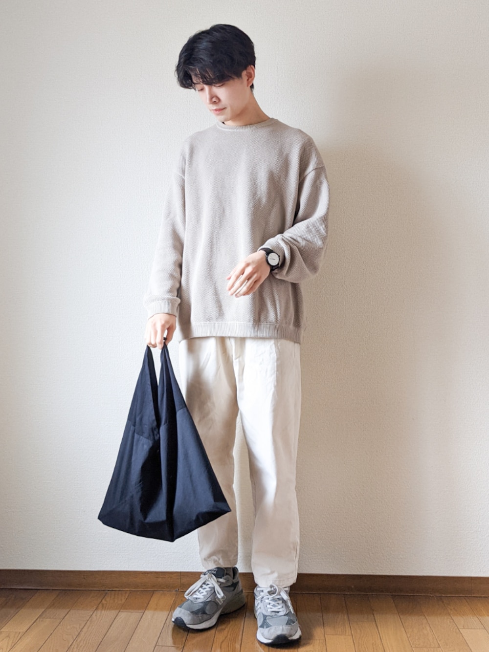 「淡色コーデ、ベージュコーデ、白パンツ、ホワイトコーデ、ホワイトパンツ、New Balance、あずま袋、トートバッグ、くすみカラー、モノトーン」｜「crepusculeの【crepuscule】鹿の子プルオーバーニット MEN（ニット/セーター、ベージュ系）」を使った、ひろやさん（メンズ・175cm）の春コーディネートの1枚目の写真