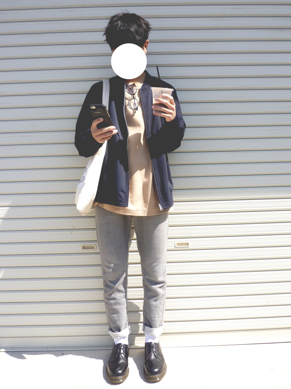 ブルー系のブルゾン、ベージュ系のTシャツ/カットソー、グレー系のデニムパンツを着用したメンズの春コーディネートの1枚目の写真