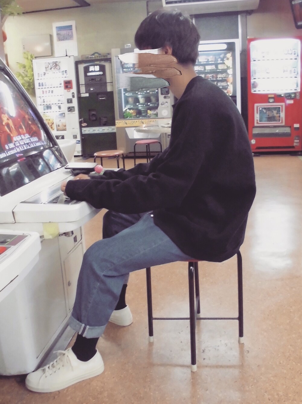 ベージュ系のスニーカー、ブルー系のデニムパンツ、ブラック系のスウェットを着用したメンズの秋コーディネートの1枚目の写真