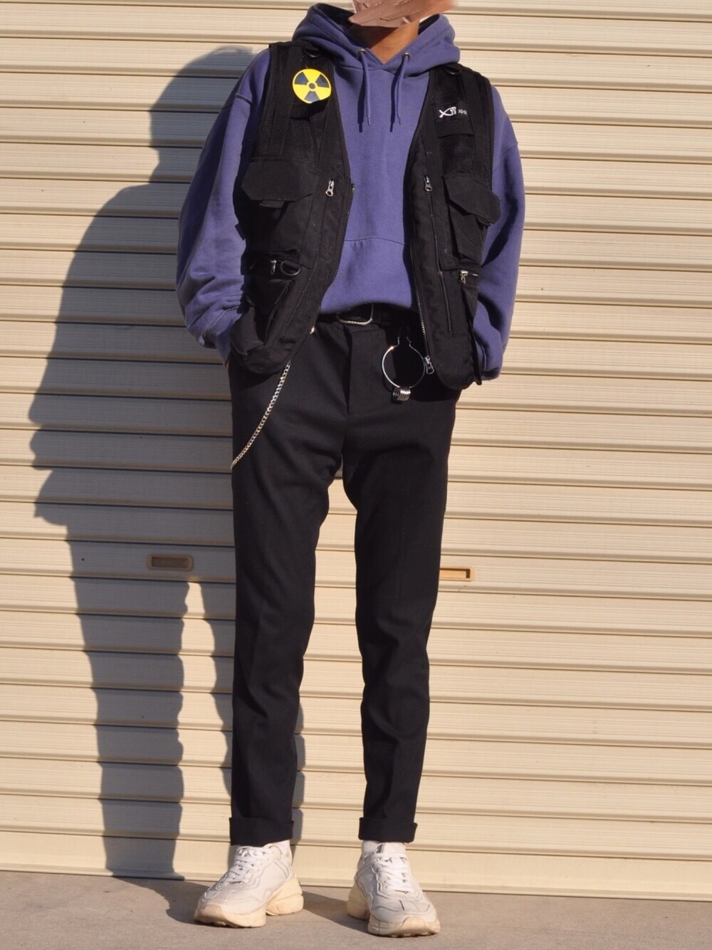 ブラック系のその他アウターを着用したメンズの秋コーディネートの1枚目の写真