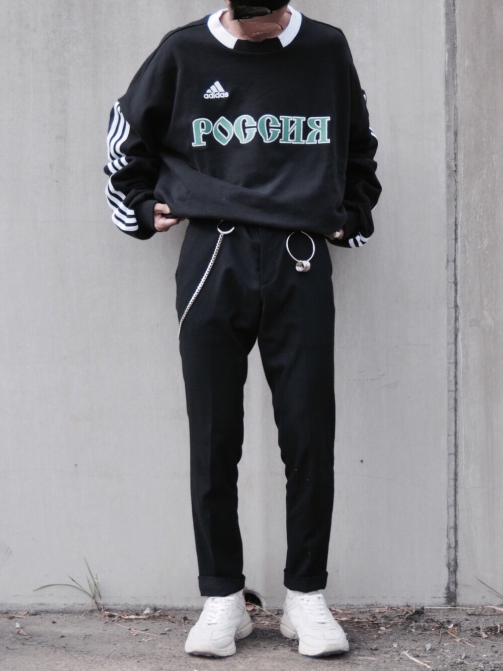 「冬コーデ、シンプル、黒、モノトーン、モード、モード系、きれいめカジュアル」｜「Gosha Rubchinskiyのアイテム（スウェット、ブラック系）」を使った、zaoldyeck(ゼノ)さん（メンズ・168cm）の冬コーディネートの1枚目の写真
