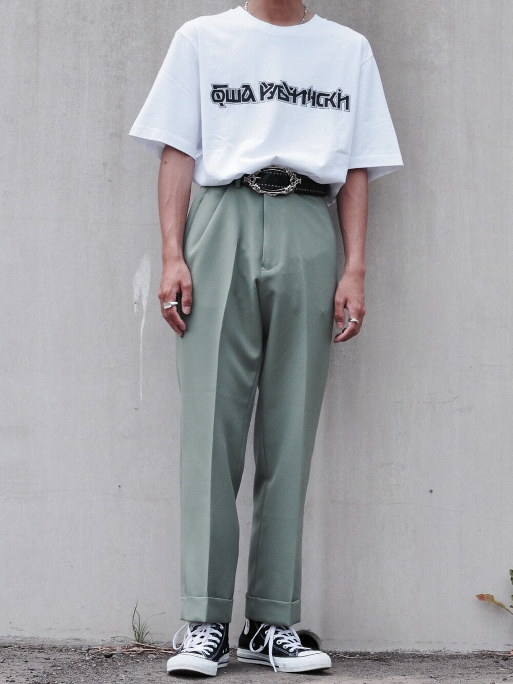 「シンプル、kaiko、shiyoh、ゴーシャラブチンスキー、gosharubchinskiy、シンプルコーデ、タックイン、オトナカジュアル」｜「Gosha RubchinskiyのGOSHA RUBCHINSKIY ゴーシャ・ラブチンスキー LOGO T-SHIRT（Tシャツ/カットソー、ホワイト系）」を使った、zaoldyeck(ゼノ)さん（メンズ・168cm）の春コーディネートの1枚目の写真