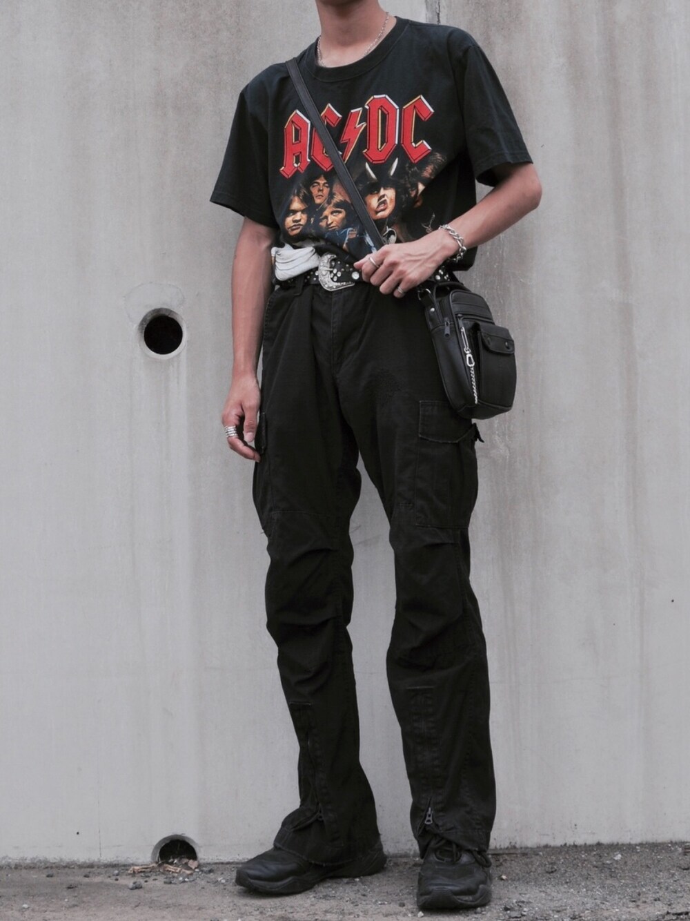 「夏コーデ、Tシャツ、バンドT、black、ワントーンコーデ、古着、古着MIX、黒、黒コーデ、shiyoh」｜「古着のアイテム（Tシャツ/カットソー、ブラック系）」を使った、zaoldyeck(ゼノ)さん（メンズ・168cm）の夏コーディネートの1枚目の写真