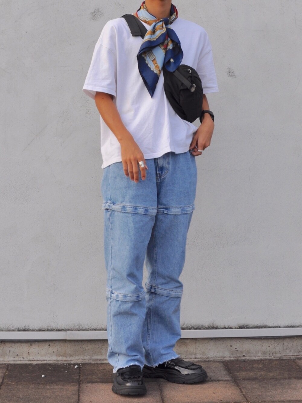 「シンプル、シンプルコーデ、シンプルスタイル、Tシャツ、Tシャツ×デニム、スカーフ、カジュアル」｜「KAIKOのKAIKO x FRUIT OF THE LOOM OBLONG T-SHIRT（Tシャツ/カットソー、ホワイト系）」を使った、zaoldyeck(ゼノ)さん（メンズ・168cm）の秋コーディネートの1枚目の写真
