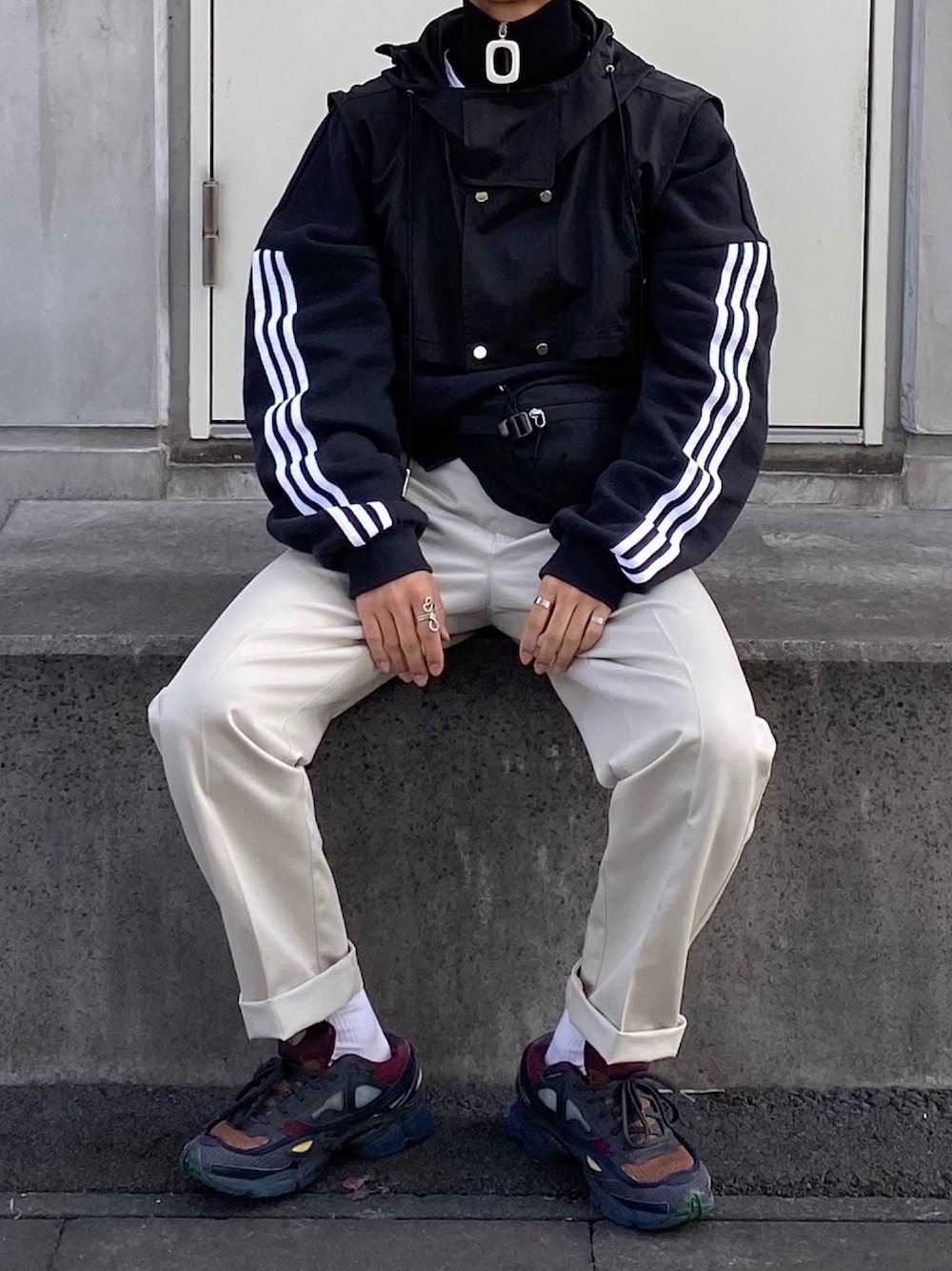 「秋冬コーデ、gosharubchinskiy、RAF SIMONS、J.W.anderson、冬、黒、ストリート、モノトーン、モノトーンコーデ」｜「JW Andersonのアイテム（ネックウォーマー/スヌード、ブラック系）」を使った、zaoldyeck(ゼノ)さん（メンズ・168cm）の冬コーディネートの1枚目の写真