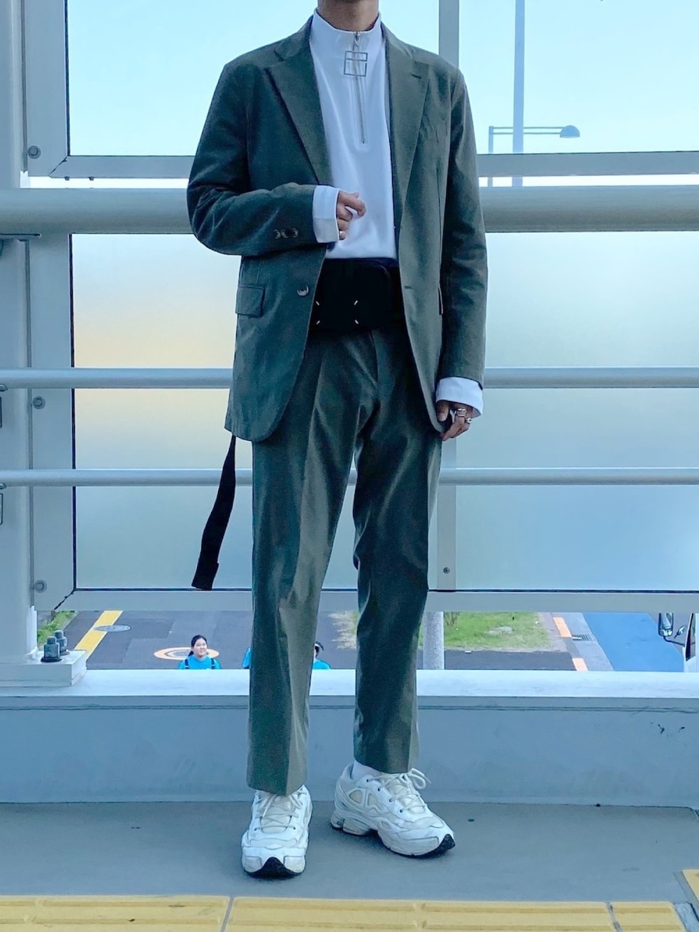 「大人カジュアル、シンプル、シンプルコーデ、shiyoh、Maison Martin Margiela、シンプルスタイル、セットアップ、セットアップスタイル」｜「Maison Margielaのアイテム（ボディバッグ/ウエストポーチ、ブラック系）」を使った、zaoldyeck(ゼノ)さん（メンズ・168cm）の冬コーディネートの1枚目の写真