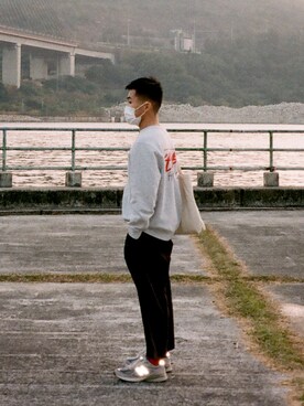 「STUSSY（ステューシー）のアイテム（スウェット、グレー系）」を使った、Eddie Yeungさん（メンズ）の冬コーディネート
