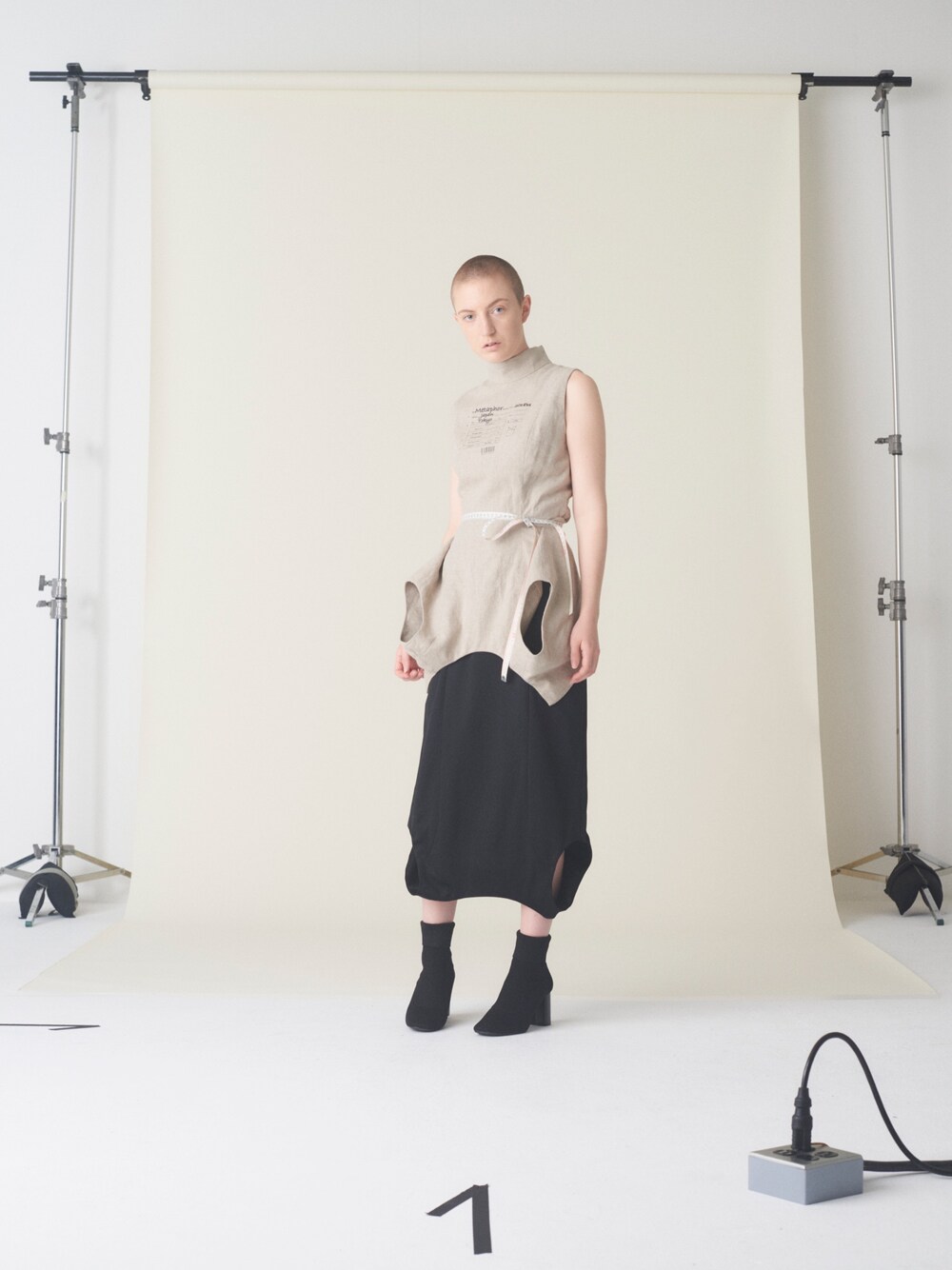 「Metaphor…、18ss、WOMEN、mode、JFW」｜「Metaphor…のアイテム（その他トップス、ベージュ系）」を使った、Metaphor…さん（レディース・165cm）の秋コーディネートの1枚目の写真