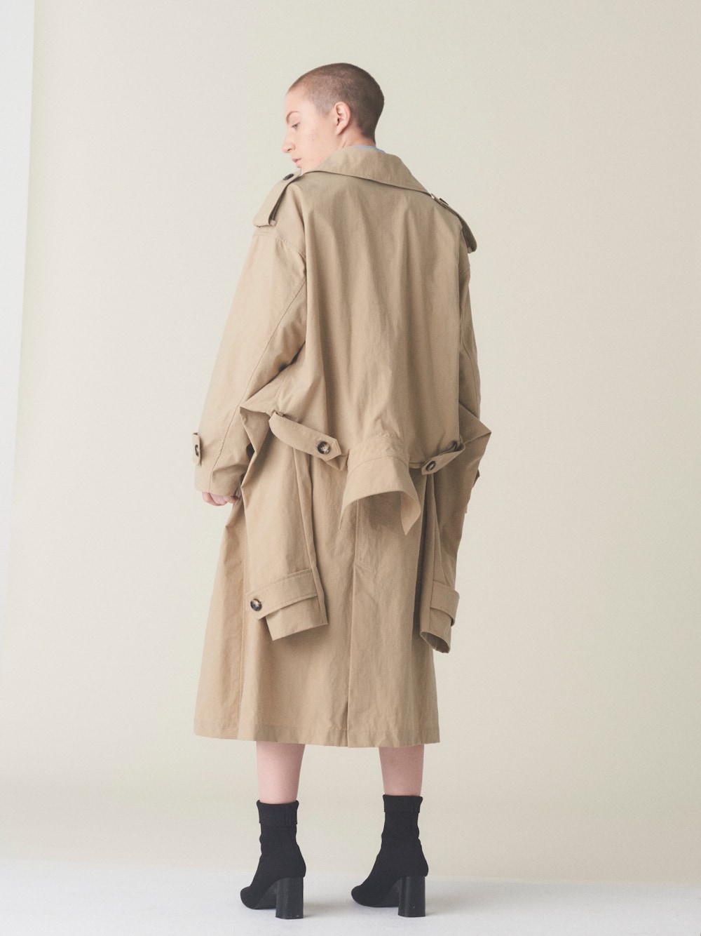 「Metaphor…、WOMEN、18ss、mode、JFW」｜「Metaphor…のアイテム（トレンチコート、ベージュ系）」を使った、Metaphor…さん（レディース・165cm）の秋コーディネートの1枚目の写真