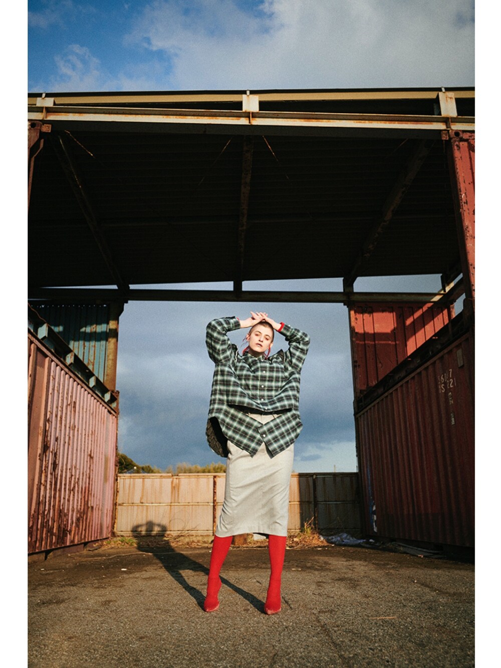 「WOMEN、Metaphor…、mode」｜「Metaphor…のアイテム（シャツ/ブラウス、グレー系）」を使った、Metaphor…さん（レディース・174cm）の春コーディネートの1枚目の写真