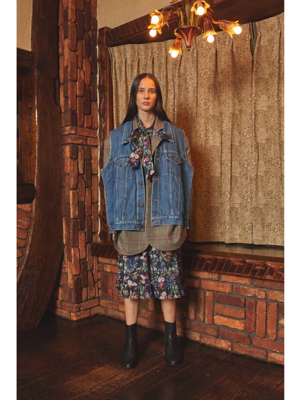 「WOMEN、mode、Metaphor…、19ss」｜「Metaphor…のアイテム（デニムジャケット、ブルー系）」を使った、Metaphor…さん（レディース・174cm）の秋コーディネートの1枚目の写真