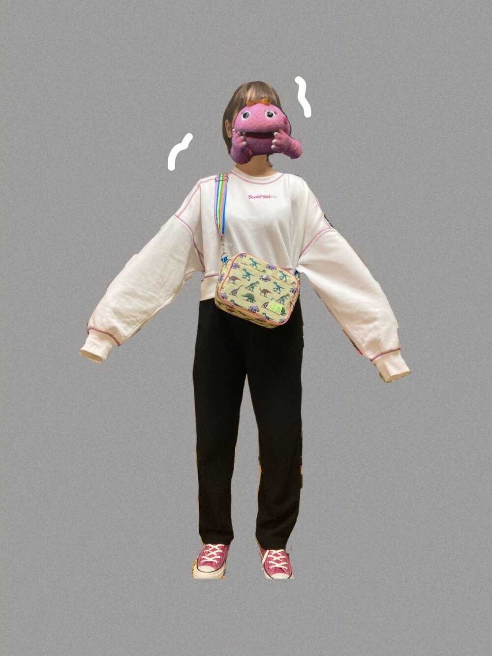 「パンツスタイル、低身長コーデ、スニーカー、カラフル、WHO’S WHO gallery、fafa、converse」｜「WHO'S WHO galleryのBOOGIE BACK刺繍ステッチプルオーバースウェット（スウェット、ホワイト系）」を使った、pikapikapikapikariさん（レディース・155cm）の冬コーディネートの1枚目の写真
