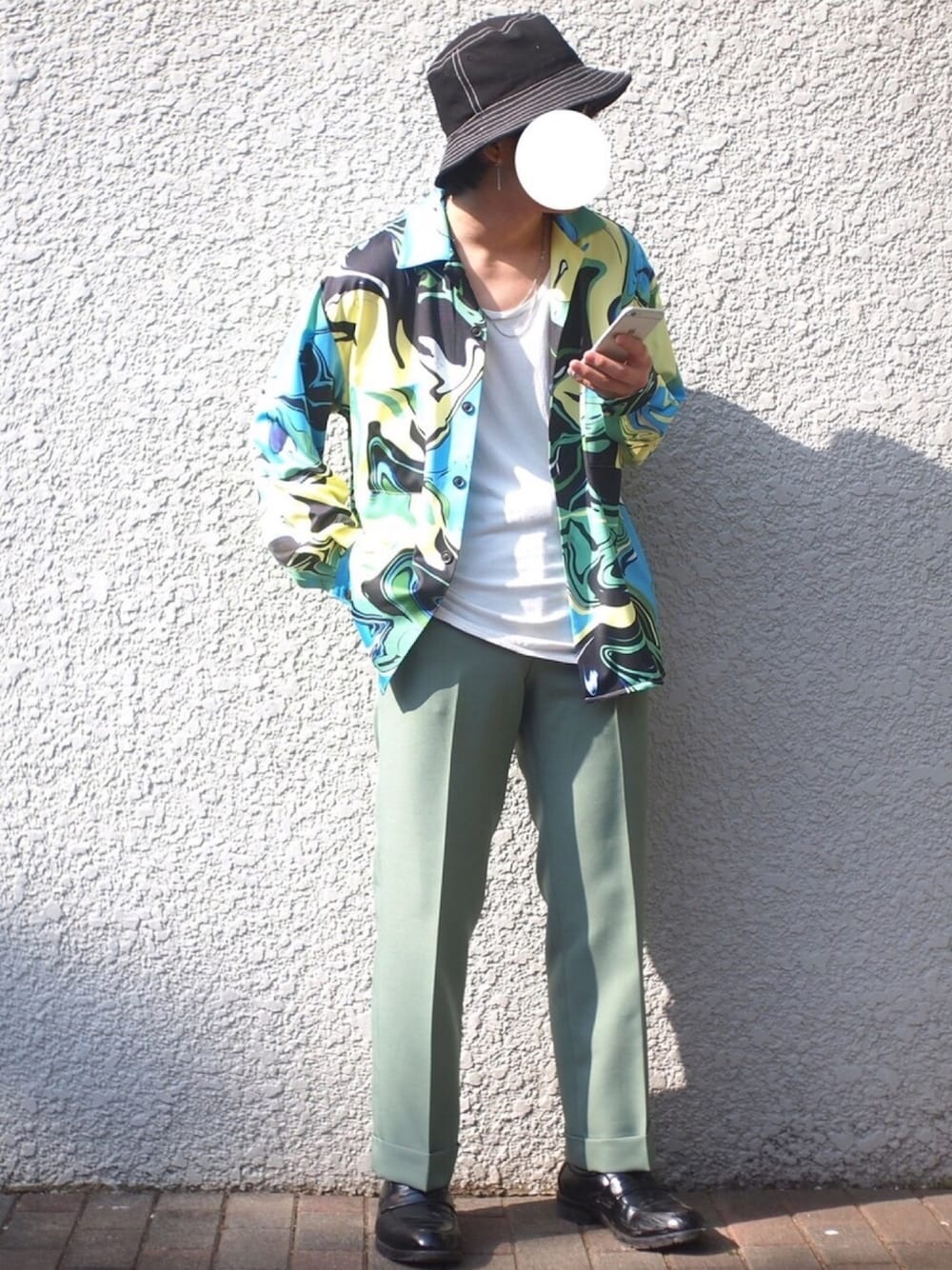 「シンプルコーデ、バケットハット、柄シャツ、おしゃれさんと繋がりたい、春、革靴、フォローミー、shiyoh、HARE、kaiko」｜「KAIKOのKAIKO THE PREST（スラックス、グリーン系）」を使った、yuuichroさん（メンズ・168cm）の春コーディネートの1枚目の写真