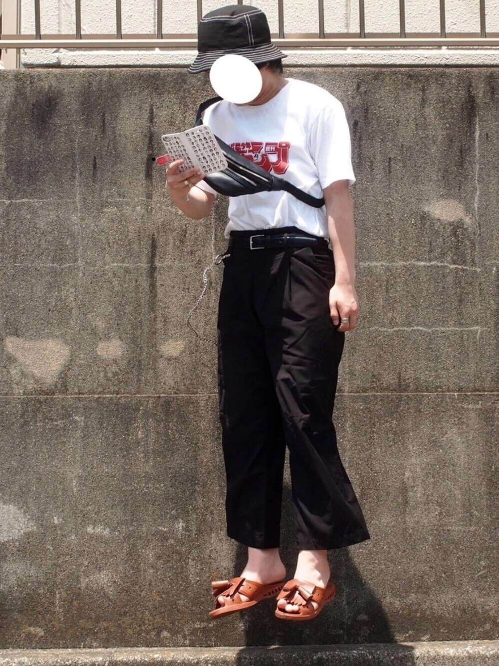 「夏、白Tシャツ、ジャンプＴ、フォローミー、お気に入りの服でデートに行こう、ジャンプ、便所サンダル、アクセサリー、ウォレットチェーン、フォローお願いします」｜「SENSE OF PLACE by URBAN RESEARCHのモダールベルトツキワイドスラックス（スラックス、ブラック系）」を使った、yuuichroさん（メンズ・168cm）の夏コーディネートの1枚目の写真