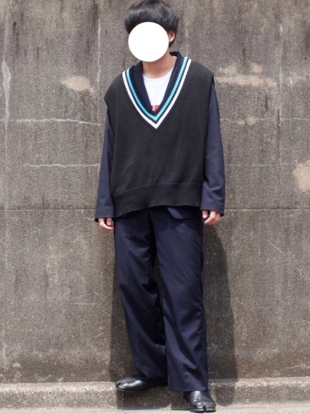 「FUJIROCKEEN、おしゃれさんと繋がりたい、セットアップ、ニットベスト、フォローミー、ootd、ネオンサイン、shiyoh、黒スキニー、低身長」｜「NEONSIGNのNEON SIGN LETTERED VEST（ベスト、ブラック系）」を使った、yuuichroさん（メンズ・168cm）の夏コーディネートの1枚目の写真