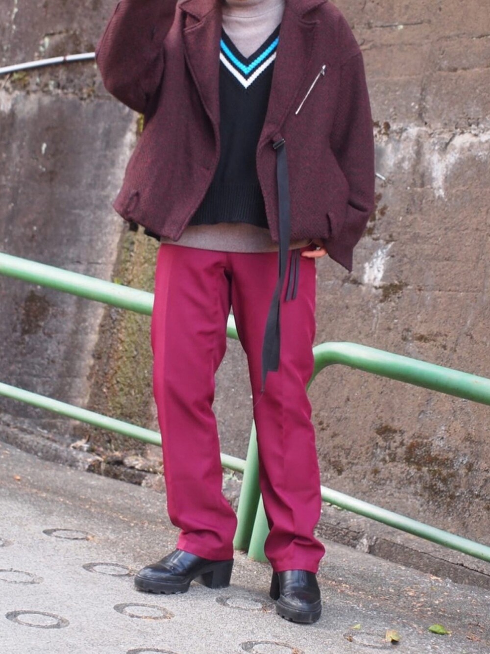 「お洒落さんとつながりたい、シンプル、アウター、ニットベスト、ショートアウター、レッド、ストレートパンツ、ワインレッド、休日スタイル、大学生」｜「PORTVELの＜PORTVEL＞ WORK PT MK-2/パンツ（その他パンツ、レッド系）」を使った、yuuichroさん（メンズ・168cm）の秋コーディネートの1枚目の写真