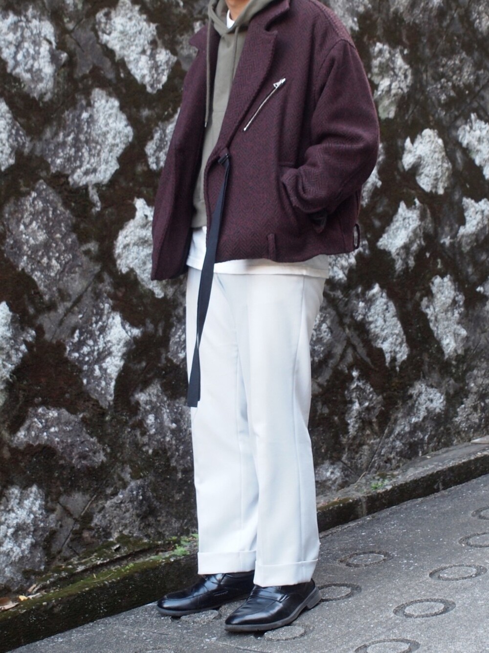 ホワイト系のスラックス、レッド系のライダースジャケットを着用したメンズの冬コーディネートの1枚目の写真