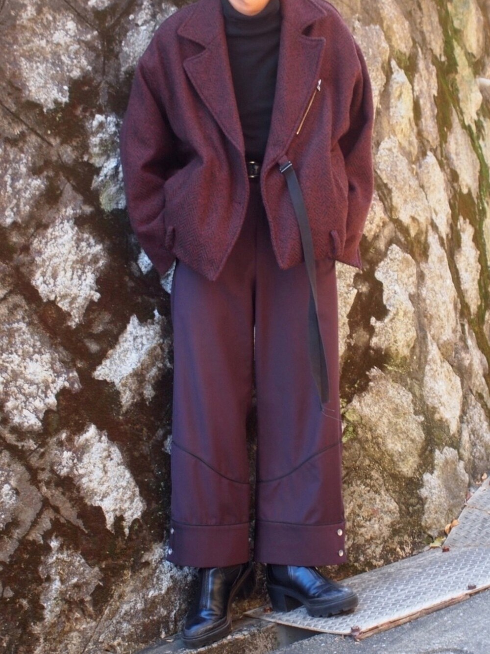 パープル系のその他パンツ、レッド系のライダースジャケット、ホワイト系のシャツ/ブラウスを着用したメンズの冬コーディネートの1枚目の写真