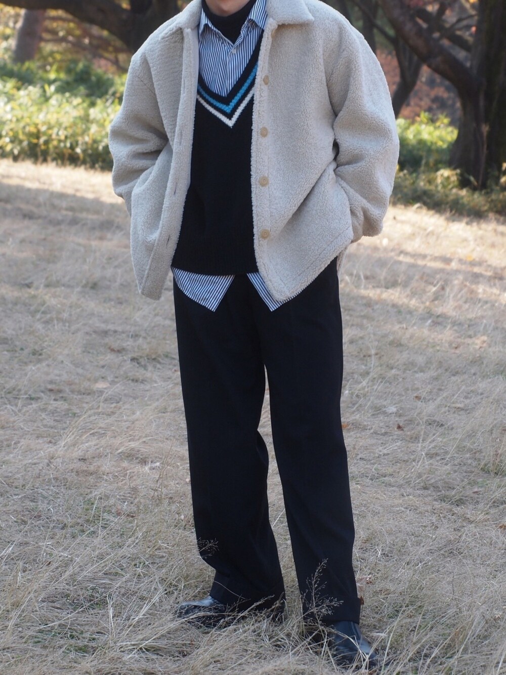 「冬コーデ、ニットベスト、neonsign、ボアジャケット、ボア、UNIQLO U、UNIQLO、ストライプ、黒、フォローミー」｜「KAIKOのKAIKO WIDE SLACKS（スラックス、ブラック系）」を使った、yuuichroさん（メンズ・168cm）の冬コーディネートの1枚目の写真