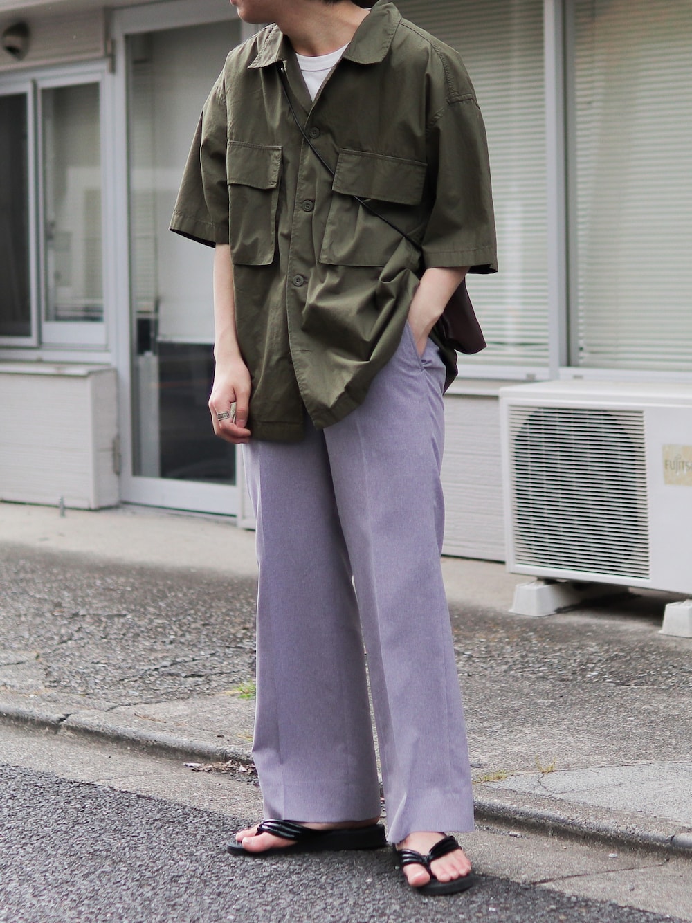 ブラック系のサンダル、パープル系のパンツ、グリーン系のシャツ/ブラウスを着用したメンズの夏コーディネートの1枚目の写真