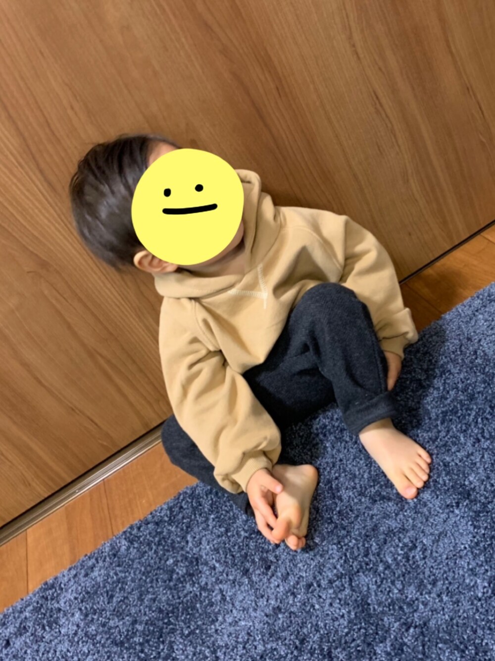 ベージュ系のパーカー、ブラック系のパンツを着用したメンズの冬コーディネートの1枚目の写真