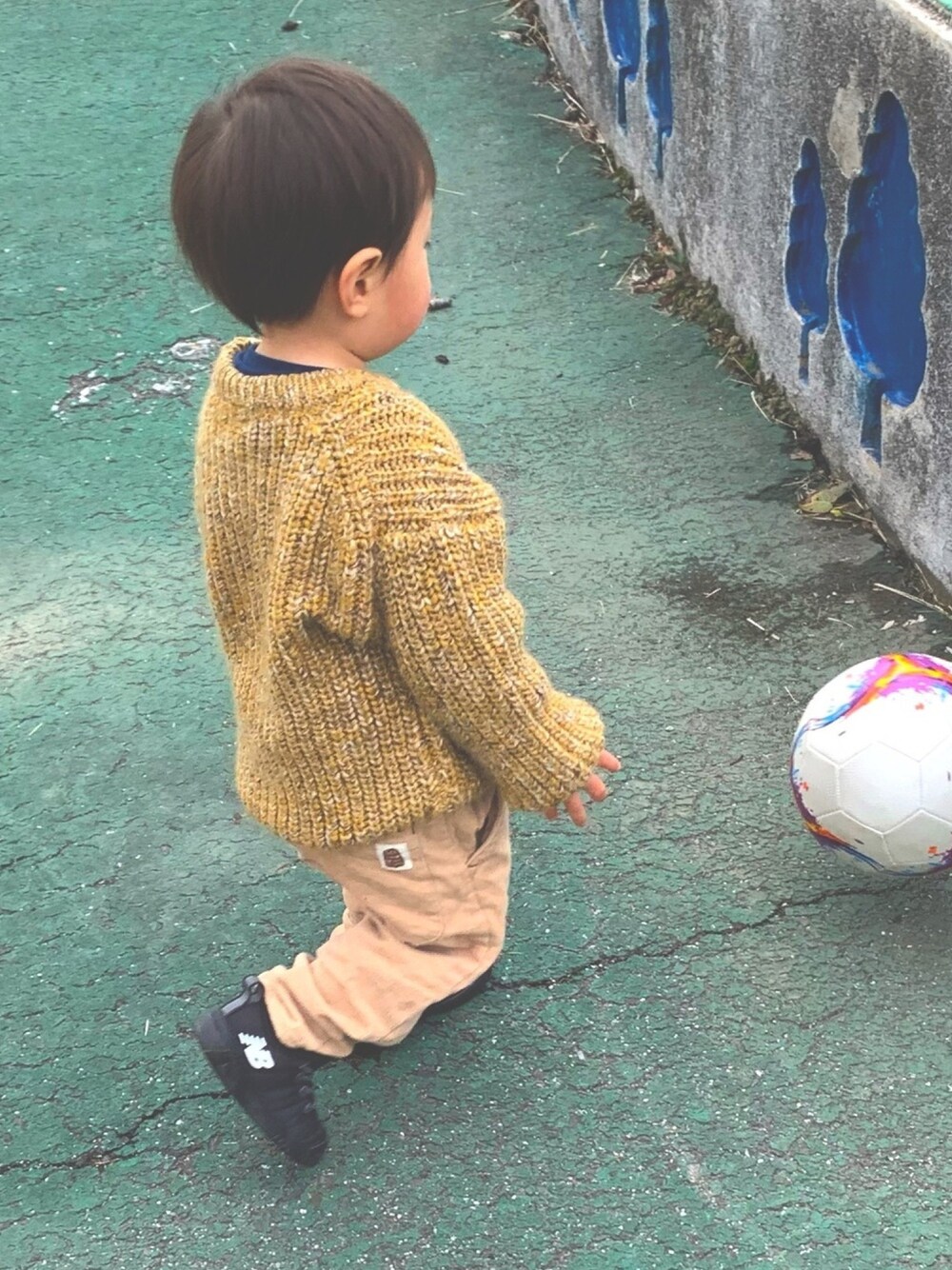 「ベージュ、コーデュロイパンツ、ニット、ニューバランス、男の子、こどもコーデ」｜「ZARA KIDSのアイテム（ニット/セーター、ゴールド系）」を使った、shht さん（メンズ・100cm）の冬コーディネートの1枚目の写真