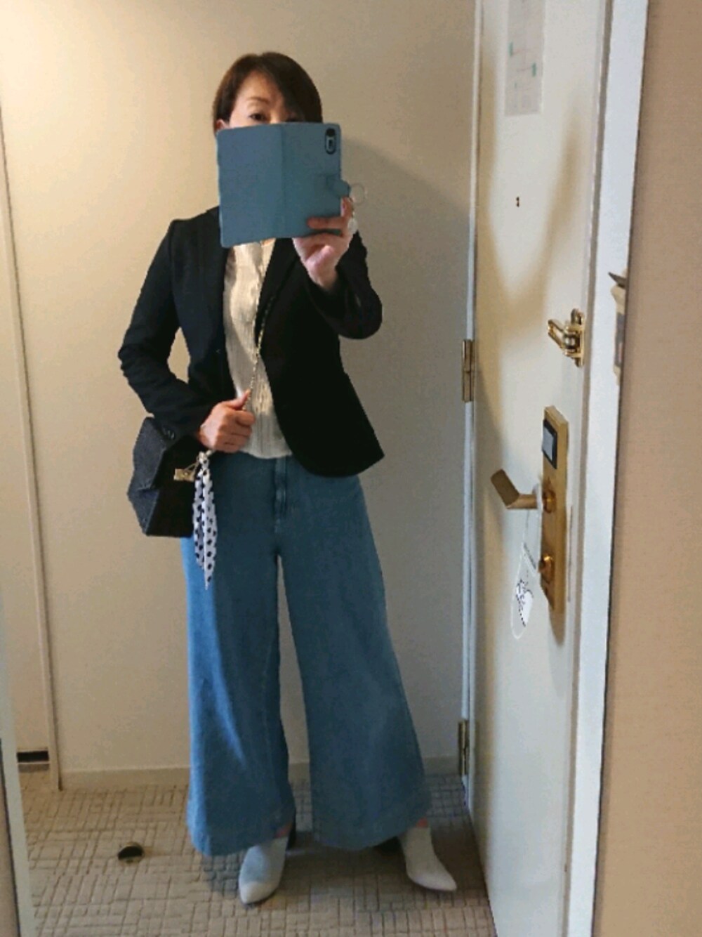 「ZARAのアイテム（デニムパンツ、ブルー系）」を使った、りんりんさん（レディース・160cm）の春コーディネートの1枚目の写真
