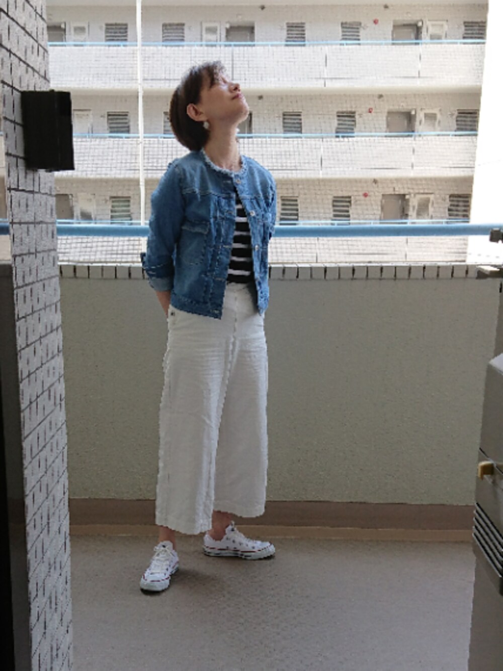 「メゾングレイスのアイテム（デニムジャケット、ブルー系）」を使った、りんりんさん（レディース・160cm）の春コーディネートの1枚目の写真