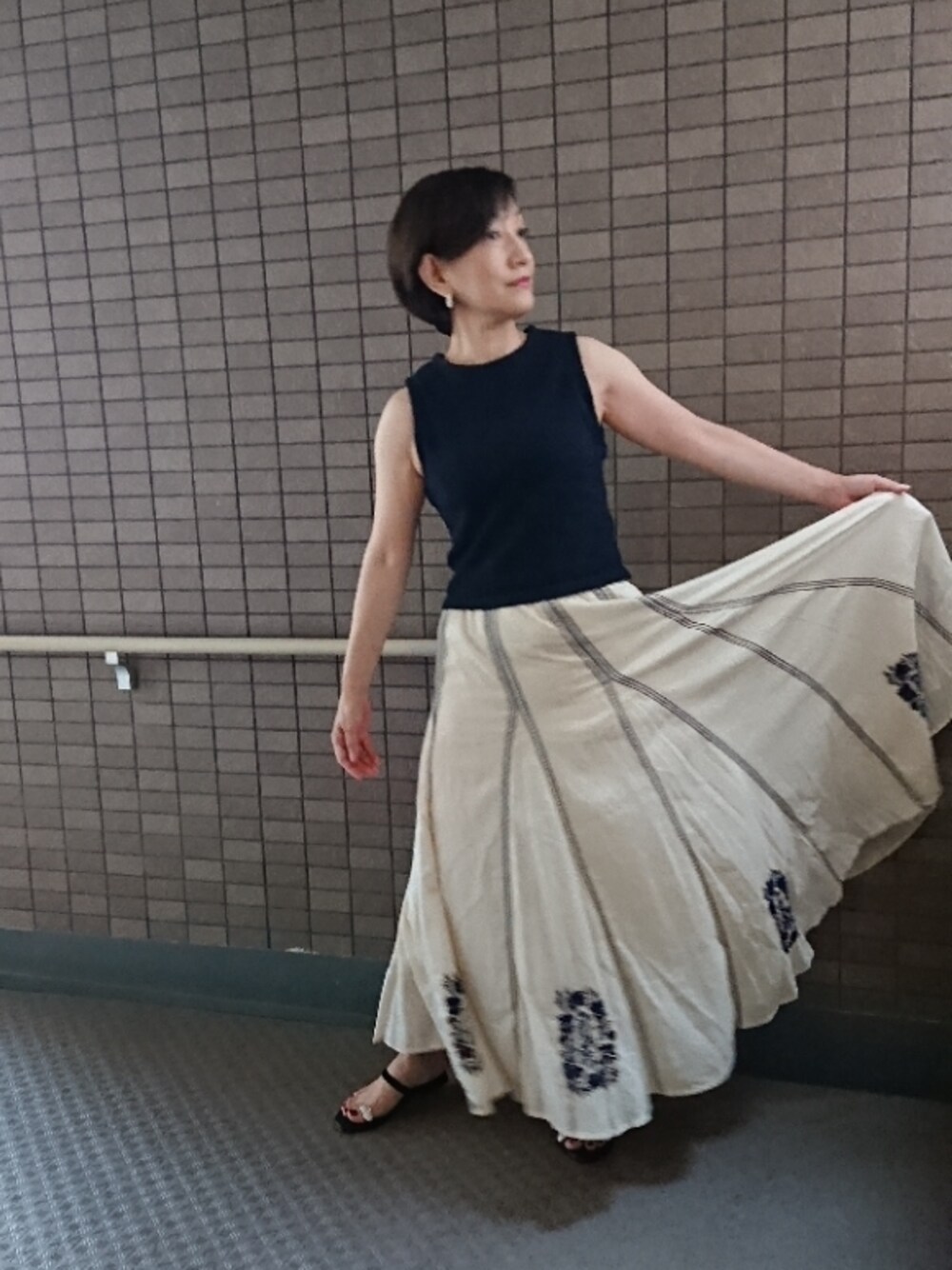 「ビューティー & ユースのアイテム（ニット/セーター、ブルー系）」を使った、りんりんさん（レディース・160cm）の夏コーディネートの1枚目の写真