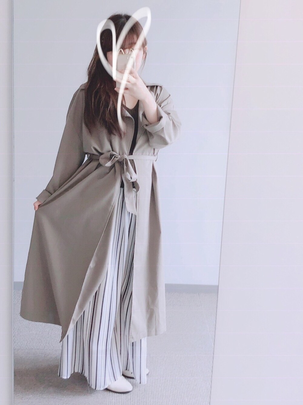 「オトナ女子、ロングコート、スプリングコート、カーキー、おしゃれさんと繋がりたい」｜「INGNIのアイテム（パンツ、ホワイト系）」を使った、momoKoさん（レディース・150cm）の夏コーディネートの1枚目の写真
