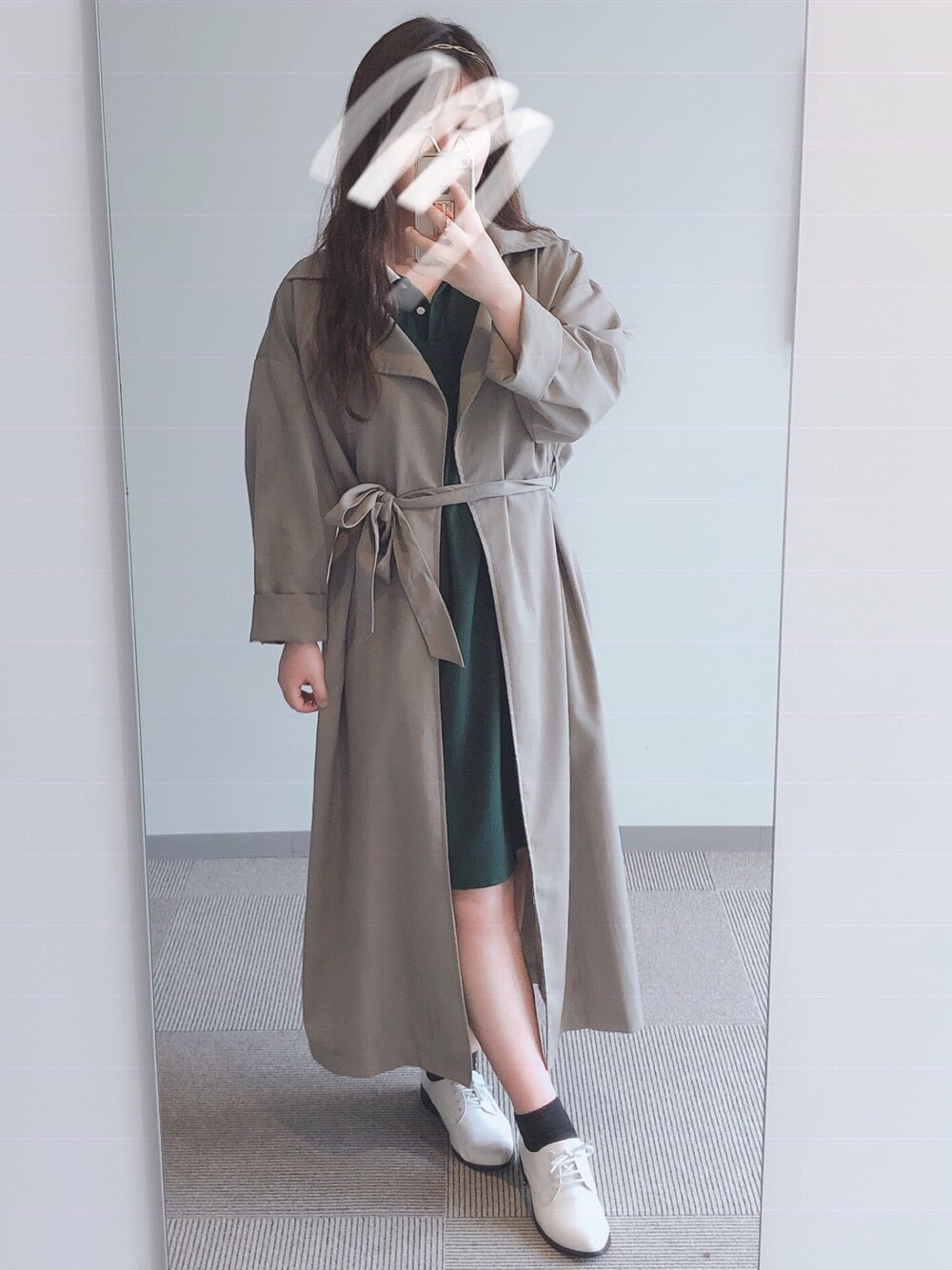 「お洒落さんとつながりたい、雨の日コーデ、カーキ、ロングコート、グリーン、ワントーンコーデ、低身長コーデ」｜「179/WGのポロワンピース（ワンピース、グリーン系）」を使った、momoKoさん（レディース・150cm）の夏コーディネートの1枚目の写真