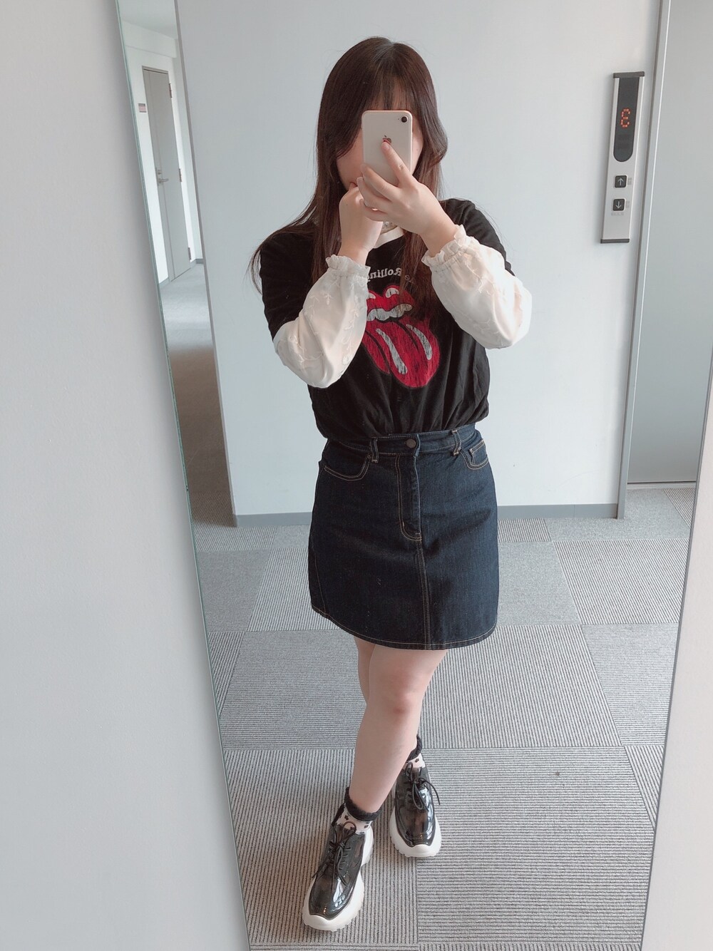 「オトナカジュアル、GU、エスペランサ、スニーカー、ブラック、デニムスカート、おしゃれさんと繋がりたい、低身長、Tシャツ」｜「ESPERANZAのESPERANZA(エスペランサ)クリアスニーカー（スニーカー、ブラック系）」を使った、momoKoさん（レディース・149cm）の春コーディネートの1枚目の写真