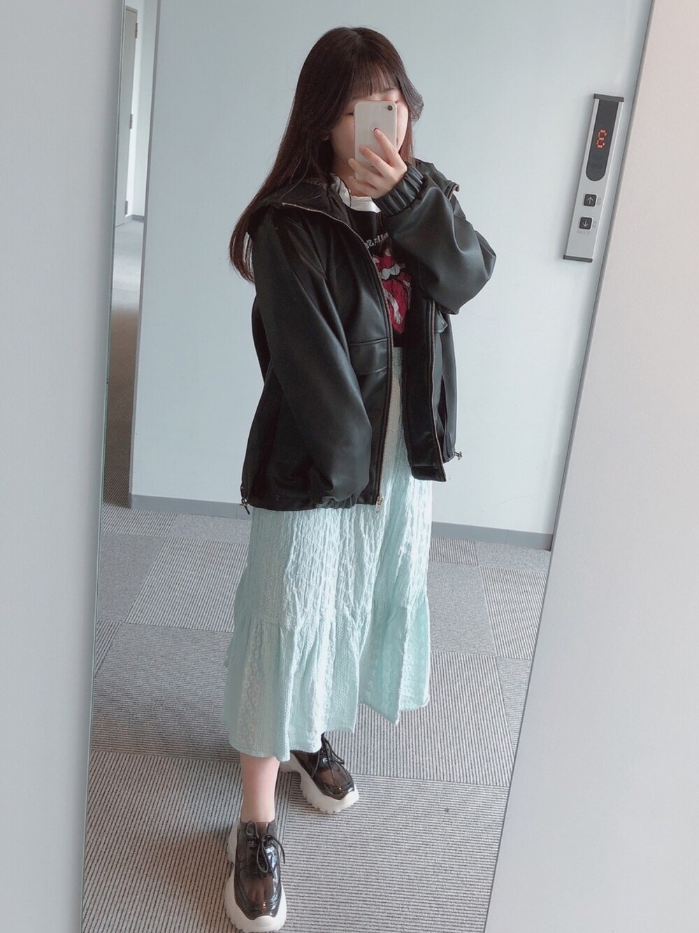 「オトナカジュアル、甘辛mix、ブラック、エスペランサ、オトナ女子、おしゃれさんと繋がりたい、低身長」｜「ESPERANZAのESPERANZA(エスペランサ)クリアスニーカー（スニーカー、ブラック系）」を使った、momoKoさん（レディース・150cm）の春コーディネートの1枚目の写真