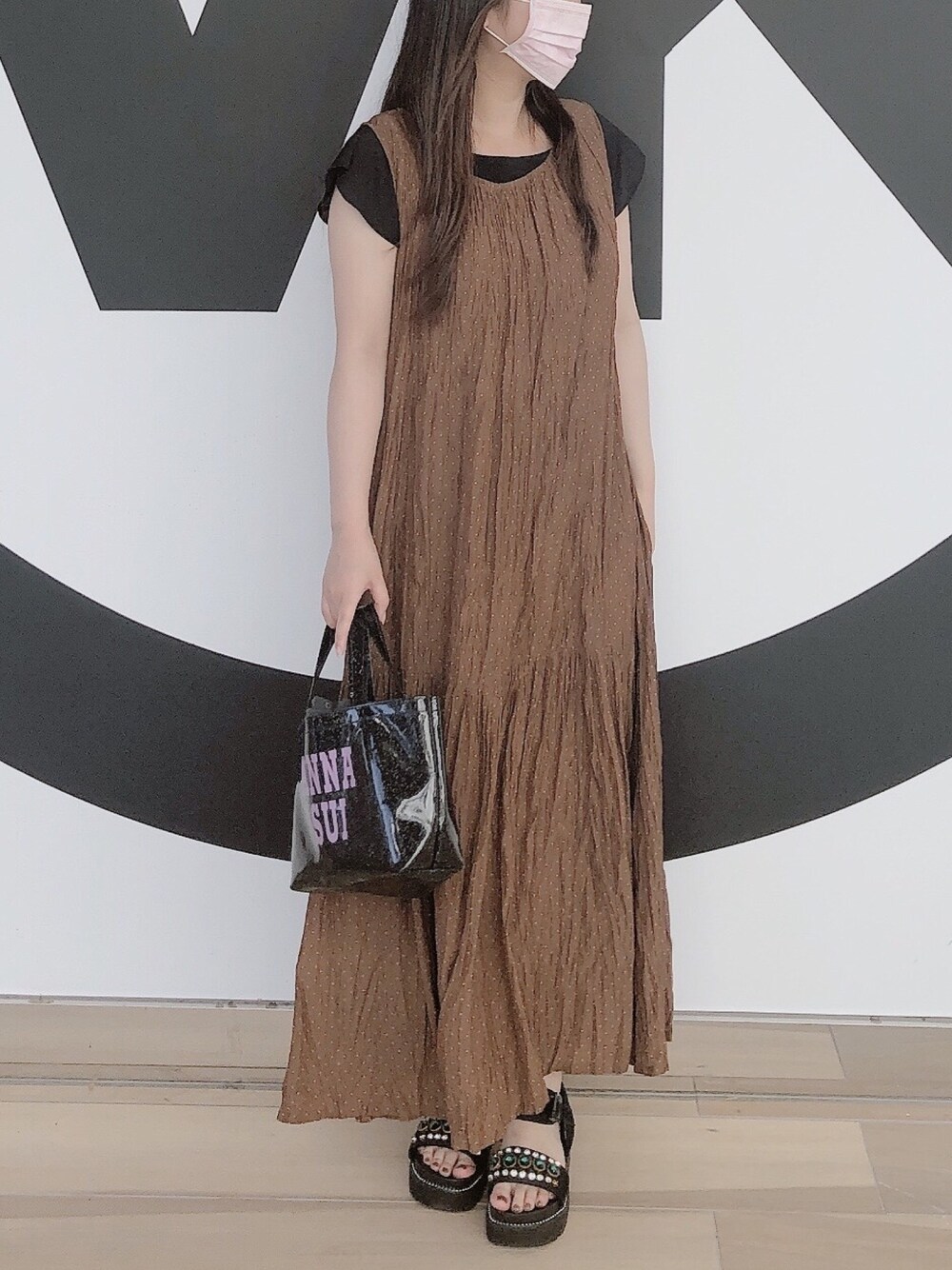 「シンプル、ワンピース、ユニクロ、ブラウン、ラクチンコーデ、おしゃれさんと繋がりたい、低身長コーデ、WEARフリマに出品中」｜「UNIQLOのツイストプリーツワンピース（ノースリーブ）（ワンピース、ブラウン系）」を使った、momoKoさん（レディース・150cm）の夏コーディネートの1枚目の写真
