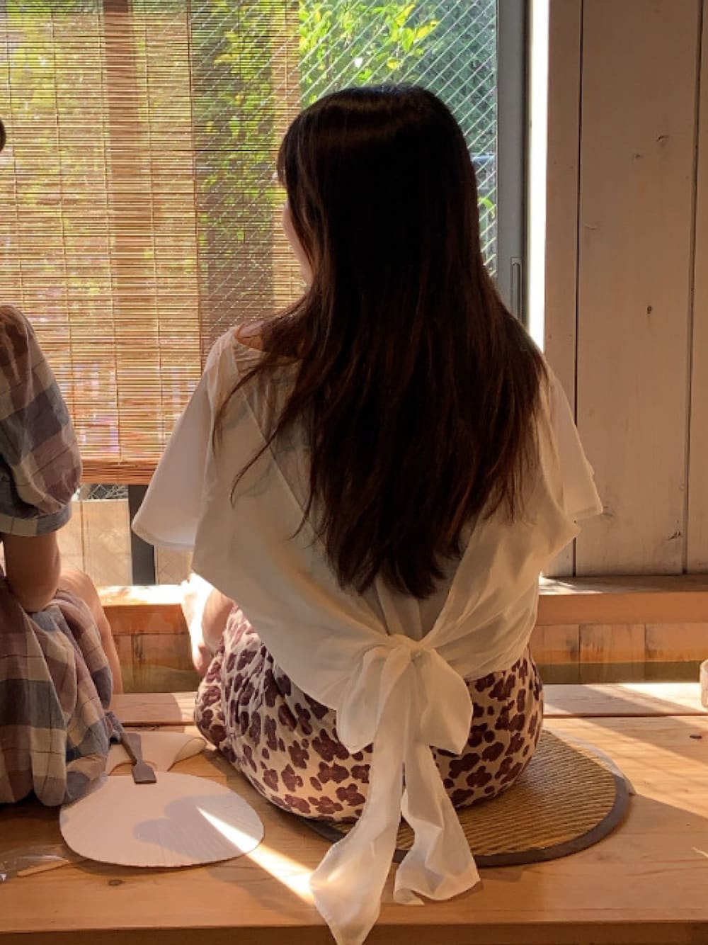「大人カジュアル、夏コーデ、アニマル、レディアゼル、ひょう柄、タイトスカート、シャツスタイル、白シャツ、おしゃれさんと繋がりたい、低身長、WEARフリマに出品中」｜「REDYAZELの【EC限定】豹柄コルセットベルト付きミニスカート（スカート、ブラウン系）」を使った、momoKoさん（レディース・150cm）の秋コーディネートの1枚目の写真