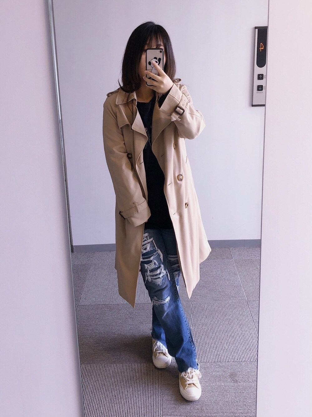 「秋コーデ、カジュアルコーデ、トレンチコート、ダメージデニムパンツ、低身長コーデ、おしゃれさんと繋がりたい」｜「American Eagleのアイテム（デニムパンツ、ブルー系）」を使った、momoKoさん（レディース・150cm）の秋コーディネートの1枚目の写真