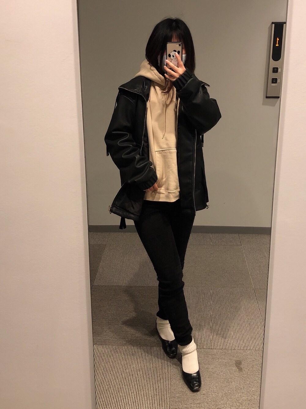 「ブラック、レザージャケット、ZARA、パーカー、フリークスストア(FREAK'S STORE)、ベージュ、おしゃれさんと繋がりたい、秋コーデ、低身長」｜「ZARAのアイテム（ライダースジャケット、ブラック系）」を使った、momoKoさん（レディース・150cm）の秋コーディネートの1枚目の写真