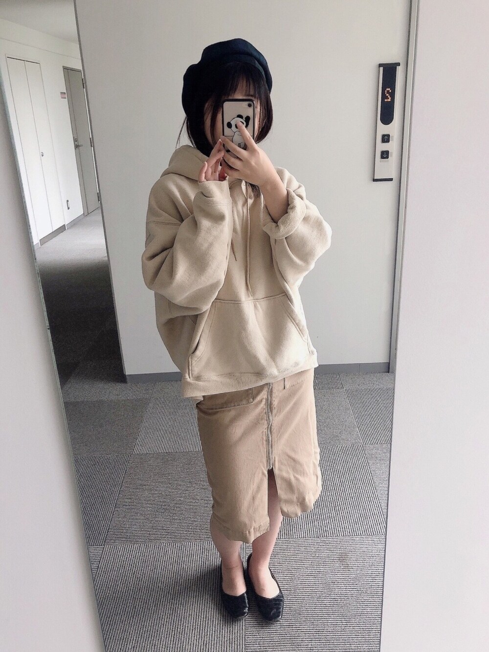 「ベージュコーデ、ビッグシルエット、きれいめカジュアル、着回しコーデ、イング(INGNI)、フリークスストア(FREAK'S STORE)、パーカー」｜「FREAK'S STOREのビッグシルエット ラウンドヘム スウェットパーカー/変形スウェットフーディ/トレーナー（パーカー、ベージュ系）」を使った、momoKoさん（レディース・150cm）の秋コーディネートの1枚目の写真