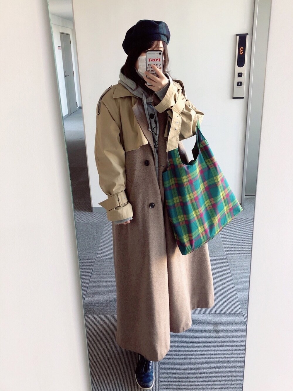 「休日コーデ、おしゃれさんと繋がりたい、低身長、ベレー帽、オトナカジュアル」｜「Ungridのドッキングデザイントレンチコート（トレンチコート、ベージュ系）」を使った、momoKoさん（レディース・150cm）の冬コーディネートの1枚目の写真
