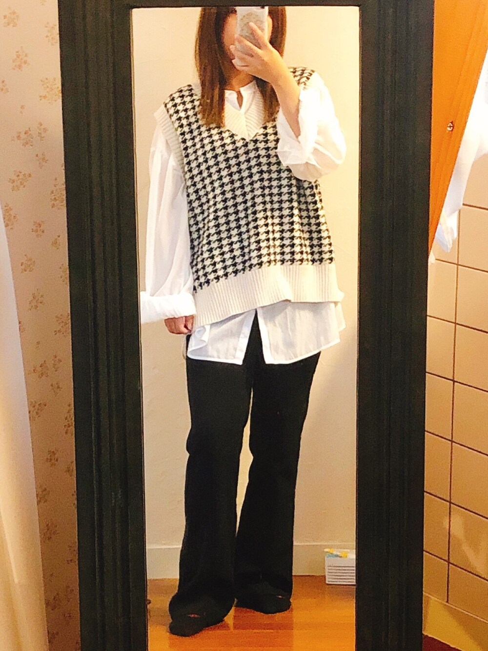 「秋コーデ、千鳥柄、低身長、白黒、ゆったりコーデ、ベスト、おしゃれさんと繋がりたい」｜「OLIVE des OLIVEのラフ女っぽシャツ（シャツ/ブラウス、ホワイト系）」を使った、momoKoさん（レディース・150cm）の秋コーディネートの1枚目の写真
