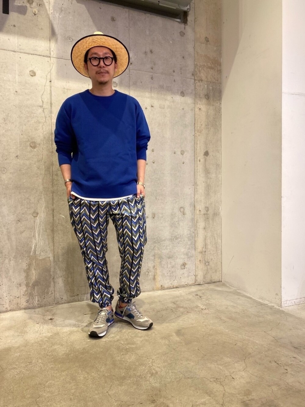 ブルー系のニット/セーター、ブルー系のその他パンツ、グレー系のスニーカーを着用したメンズの春コーディネートの1枚目の写真