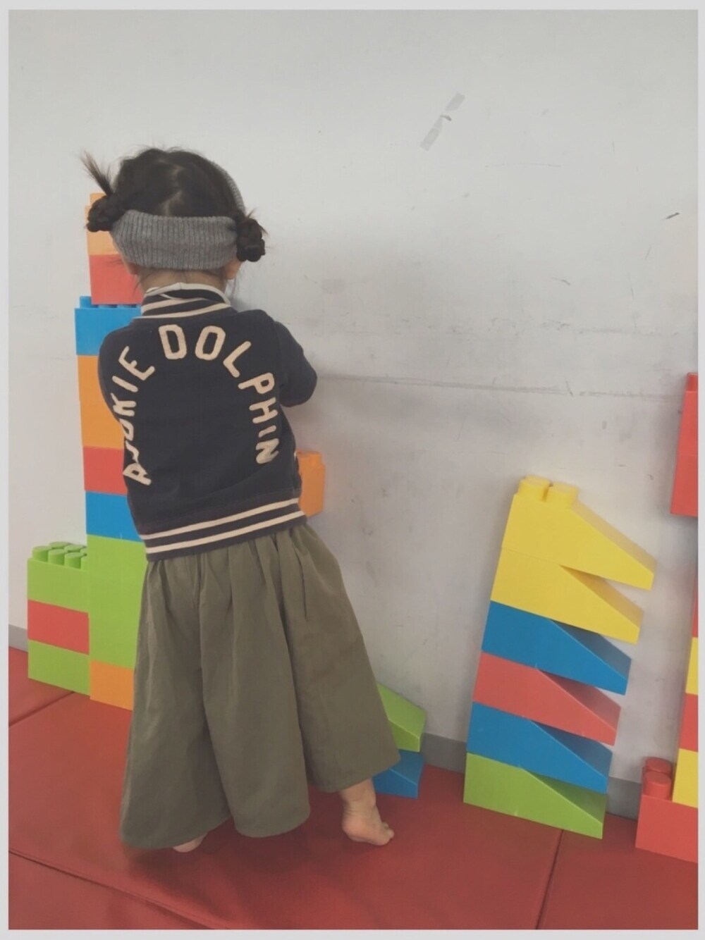 ブルー系のその他アウター、グリーン系のその他パンツを着用したキッズの春コーディネートの1枚目の写真