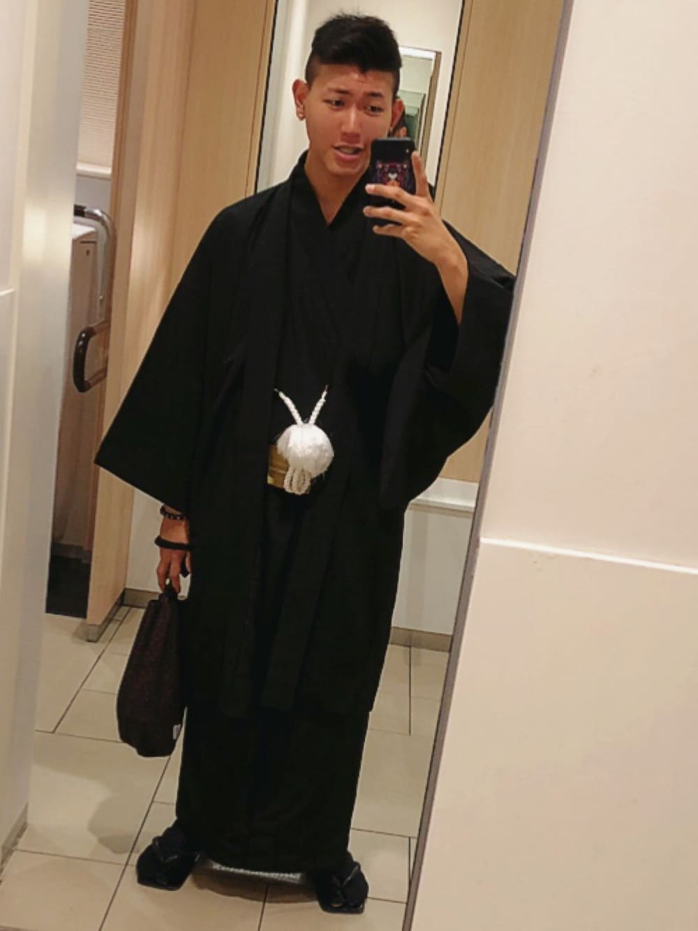 「kimono、着物、黒、正装、渋谷、渋い、羽織、巾着バッグ」｜「KYOETSUのアイテム（その他アウター、ブラック系）」を使った、誠さん（メンズ・170cm）の夏コーディネートの1枚目の写真