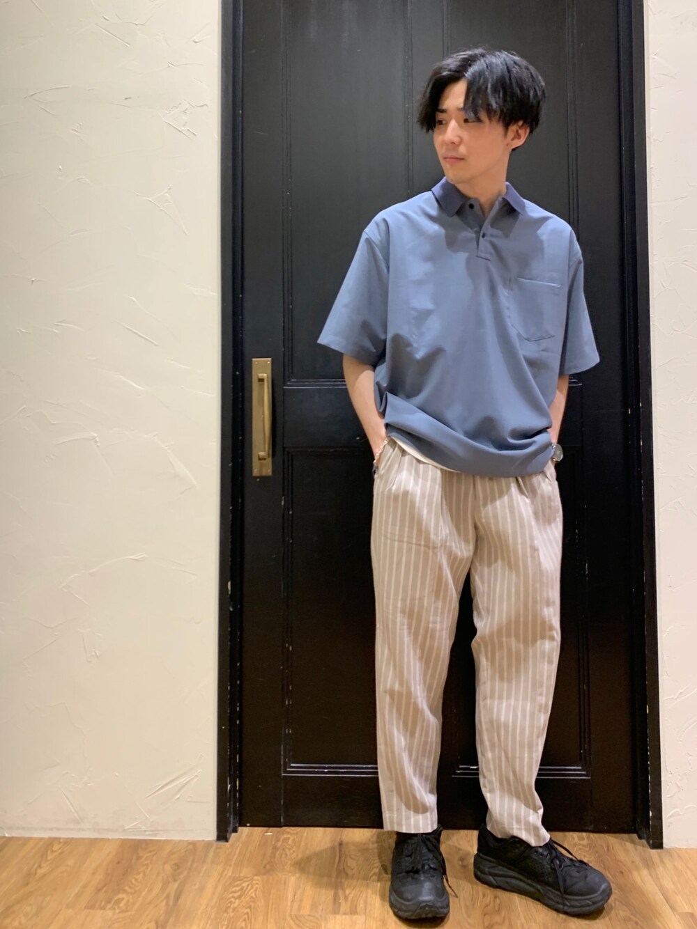 ブルー系のトップス、ベージュ系のその他パンツ、ブラック系のスニーカーを着用したメンズの夏コーディネートの1枚目の写真