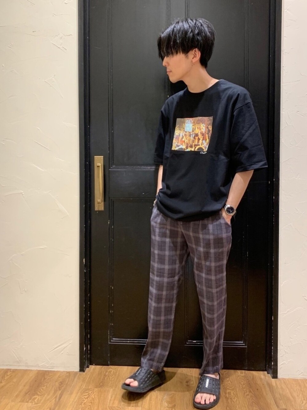 ブラック系のTシャツ/カットソー、その他のその他パンツ、ブラック系のサンダルを着用したメンズの夏コーディネートの1枚目の写真