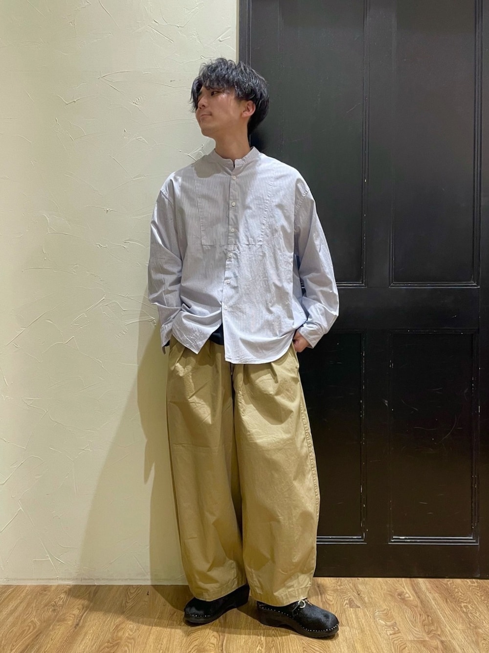 ブルー系のシャツ/ブラウス、ベージュ系のその他パンツ、ブラック系のサンダルを着用したメンズの春コーディネートの1枚目の写真