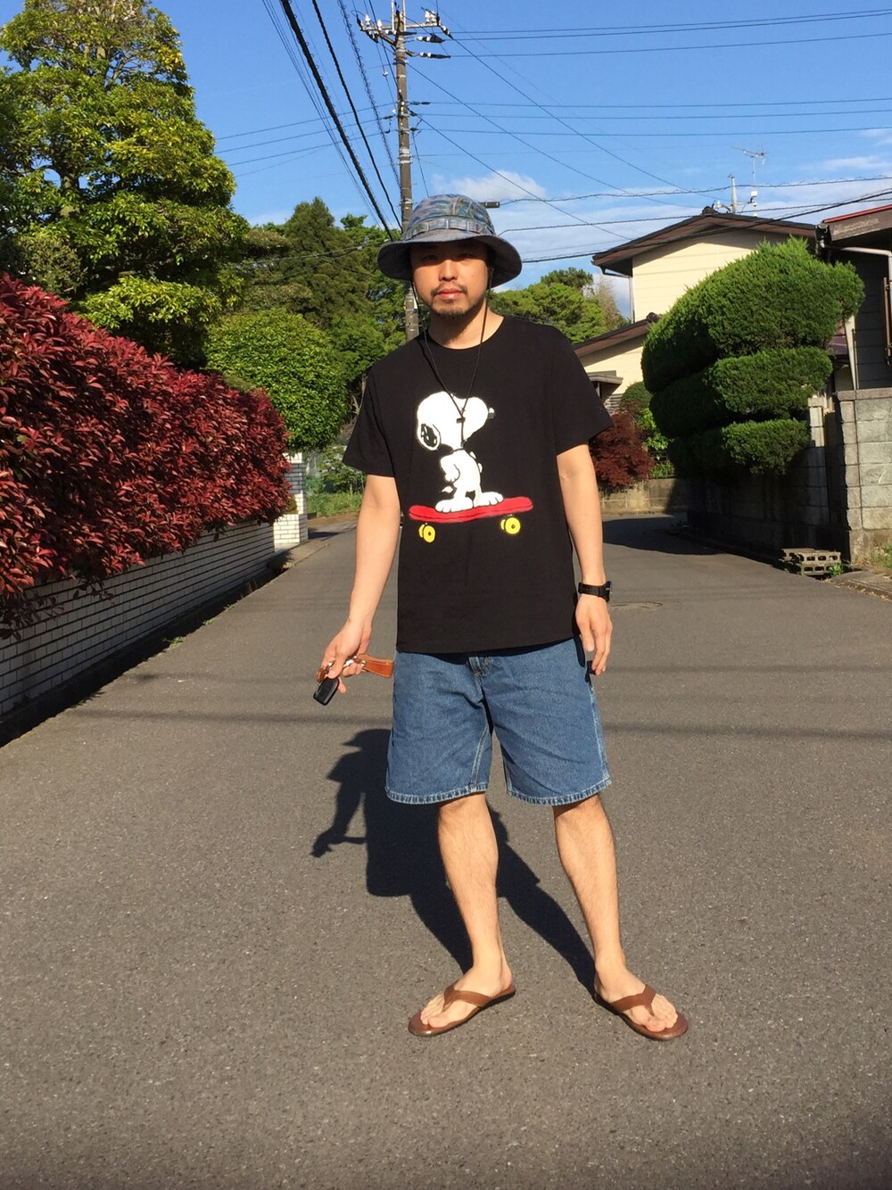 「kaws」｜「UNIQLOのアイテム（Tシャツ/カットソー、ブラック系）」を使った、わんわんもこもこさん（メンズ・175cm）の春コーディネートの1枚目の写真